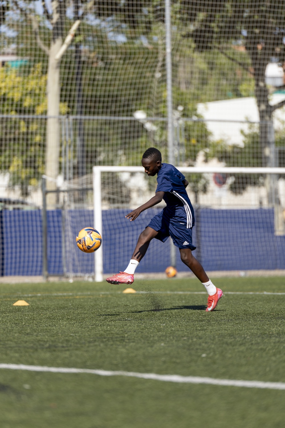 Jugador golpeando el balón en un entrenamiento individual